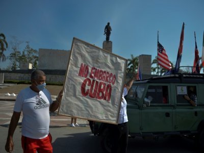 Des Cubains manifestent contre l'embargo américain, à Santa Clara, Cuba, le 25 avril 2021 - YAMIL LAGE [AFP]