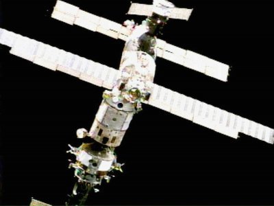 La station spatiale russo-soviétique Mir photographiée depuis la navette Discovery à une date non précisée - - [AFP/Archives]