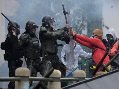 Heurts entre policiers et manifestants opposés à un projet de réforme fiscale, le 28 avril 2021 à Bogota, en Colombie - Raul ARBOLEDA [AFP]