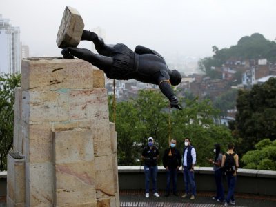 Des indigènes de l'ethnie Misak renversent la statue du conquistador espagnol Sebastian de Belalcazar, le 28 avril 2021 à Cali, en Colombie - PAOLA MAFLA [AFP]