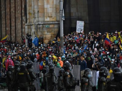 Face-à-face entre policiers et manifestants opposés à un projet de réforme fiscale, le 28 avril 2021 à Bogota, en Colombie - JUAN BARRETO [AFP]