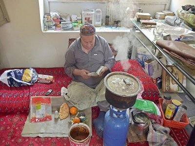Dans cette photo prise le 5 avril 2021, Zebulon Simentov, le dernier juif d'Afghanistan, prie après avoir déjeuné dans sa maison à Kaboul. Pendant des décennies, il a refusé de quitter le pays. Mais inquiet d'un possible retour des talibans, il est m - WAKIL KOHSAR [AFP/Archives]