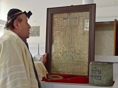 Dans cette photo prise le 5 avril 2021, Zebulon Simentov, le dernier juif d'Afghanistan, récite le texte sacré de la Torah dans une synagogue située dans un vieil immeuble de Kaboul. Pendant des décennies, il a refusé de quitter le pays. Mais inquiet - WAKIL KOHSAR [AFP/Archives]