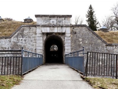 L'entrée du fort de Tamié à Mercury, près d'Albertville, où deux hommes ont disparu lors d'un festival de musique en 2011 et 2012, photographiée le 30 mars 2018 - JEAN-PIERRE CLATOT [AFP/Archives]