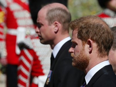 Le prince William, duc de Cambridge (g) et le prince Harry, duc de Sussex, suivent le cercueil de leur défunt grand-père, le prince Philip, duc d'Edimbourg, vers la chapelle Saint-George du château de Windsor, à l'ouest de Londres, le 17 avril 2021 - Gareth Fuller [POOL/AFP/Archives]