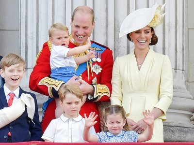 Le prince William et la duchesse de Cambridge Kate Middleton avec leurs enfants et d'autres membres de la famille royale britannique sur un balcon du palais de Buckingham à Londres, le 8 juin 2019
Prince William and his wife Kate mark a decade of mar - Daniel LEAL-OLIVAS [AFP/Archives]