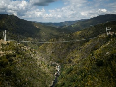 Vue aérienne du pont pédestre suspendu le plus long du monde (516 m), 175 m au-dessus de la rivière Paiva, à Arouca, dans le nord du Portugal - CARLOS COSTA [AFP]