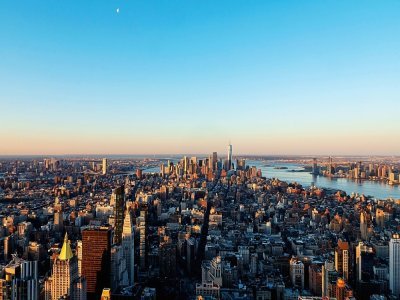 photo montrant le bas de Manhattan au lever du soleil, prise le 3 avril 2021 depuis le 86ème étage de l'Empire State Building - Angela Weiss [AFP/Archives]