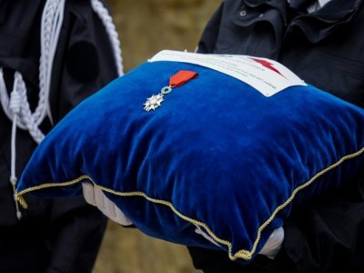La légion d'honneur remise à titre posthume à Stéphanie Monfermé, le 30 avril 2021 à Rambouillet - Ludovic MARIN [POOL/AFP]