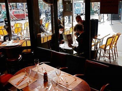Un restaurant à Paris le 6 octobre 2020, avec des clients masqués en terrasse - THOMAS COEX [AFP/Archives]