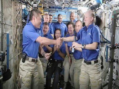 Capture d'écran de la NASA TV, qui montre la transmission du commandement de l'ISS de Shannon Walker à Akihiko Hoshide, devant le reste de l'équipe, le 27 avril 2021 - Handout [NASA TV/AFP]