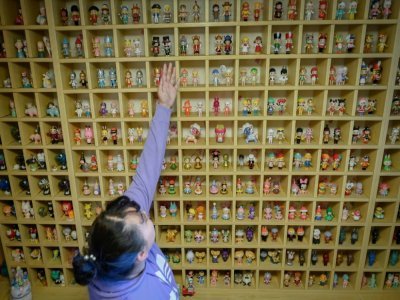 L'étudiante Wang Zhaoxue montre sa collection de figurines de "blind box" chez elle, le 13 avril 2021 à Pékin, en Chine - WANG ZHAO [AFP]