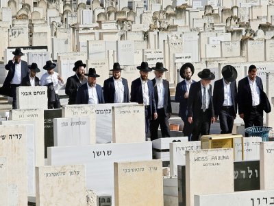 Des juifs ultra-orthodoxes assistent à l'enterrement de l'une des victimes de la bousculade au mont Meron qui a fait 45 morts le 30 avril 2021 - GIL COHEN-MAGEN [AFP]