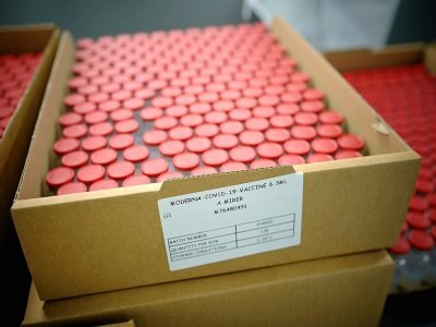 Des flacons du vaccin de Moderna, le 22 avril 2021 à Monts (France, Indre-et-Loire) dans une usine de Recipharm - GUILLAUME SOUVANT [AFP/Archives]