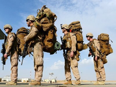 Des Marines s'apprêtent à embarquer dans un avion, dans la base de Lashkar Gah, en Afghanistan, le 27 octobre 2014 - Wakil KOHSAR [AFP/Archives]