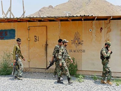 Des soldats de l'armée afghane marchent dans une base américaine à Achin, le 26 juillet 2020 - NOORULLAH SHIRZADA [AFP/Archives]