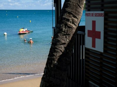 Des baigneurs à la Baie-des-Citrons, à Nouméa, le 29 avril 2021 - Theo Rouby [AFP]