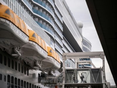 Des passagers s'apprêtent à embarquer à bord du Costa Smeralda, le 1er mai 2021 - Marco Bertorello [AFP]
