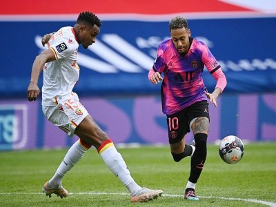 Neymar (d) face au défenseur de Lens Steven Fortes, le 1er mai 2021 au Parc des Princes - Anne-Christine POUJOULAT [AFP]