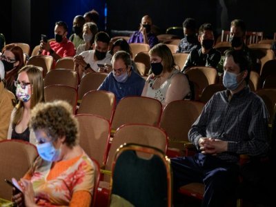Le public venu voir la pièce "Perfect Crime" au Theater Center de New York, le 27 avril - Angela Weiss [AFP]