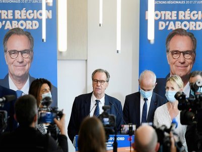 Renaud Muselier (au centre) présente sa candidature et son équipe pour les élections régionales, le 28 avril 2021 à Marseille - Nicolas TUCAT [AFP/Archives]