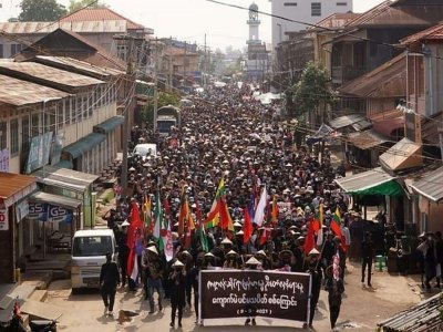 Dans cette photo distribuée par l'agence Shwe Phee, des manifestants défilent contre la junte à Kyaukme dans l'Etat Shan en Birmanie le 2 mai 2021 - Handout [SHWE PHEE MYAY NEWS AGENCY/AFP]