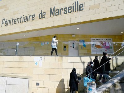 Des personnes arrivent à la prison des Baumettes pour rendre visite à un proche détenu à la prison des Baumettes, le 13 février 2021 à Marseille - Nicolas TUCAT [AFP]