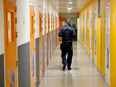 Un gardien passe dans un couloir de la prison des Baumettes, le 13 février 2021 à Marseille - Nicolas TUCAT [AFP]
