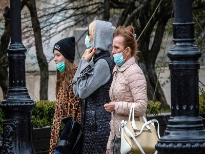 Des femmes masquées dans une rue de Moscou, le 30 avril 2021 en Russie - Yuri KADOBNOV [AFP]