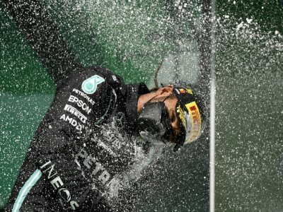 Lewis Hamilton sur la plus haute marche du podium après sa victoire lors du GP de F1 du Portugal le 2 mai à Portimao. - GABRIEL BOUYS [POOL/AFP]