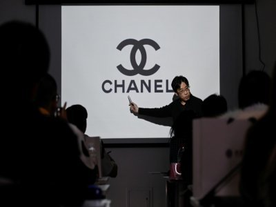 Zhang Chen donne des cours à des élèves de l'Ecole commerciale des grands produits de luxe, le 24 mars 2021 à Pékin, en Chine - WANG ZHAO [AFP]