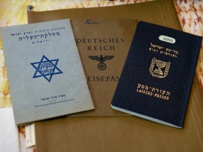 Des documents appartenant au grand-père de Noah Rohrlich, Fritz Rohrlich, qui a fui le nazisme en Autriche, montrés par son petit-fils à Falls Church, aux Etats-Unis, le 16 mars 2021 - OLIVIER DOULIERY [AFP]