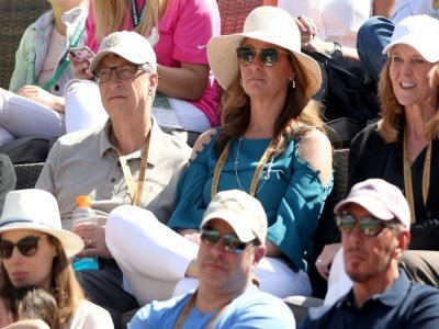 Bill Gates (en haut, à gauche) et Melinda Gates assistent à un match de tennis à Indian Wells, en Californie, le 15 mars 2019 - MATTHEW STOCKMAN [AFP/Archives]