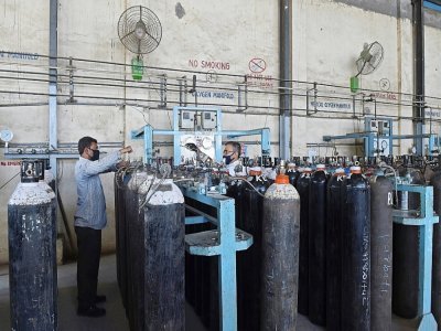 Des techniciens spécialisés surveillent une unité de production d'oxygène à Ahmedabad le 3 mai 2021. - Sam PANTHAKY [AFP]