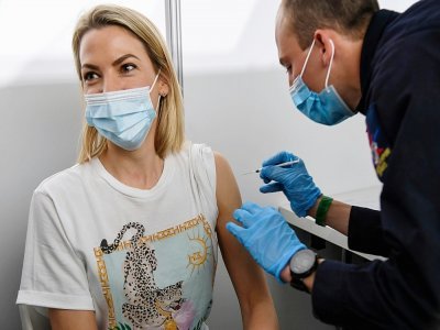 Un membre de la Croix-Rouge française administre une dose de vaccin dans un centre de vaccination de Nanterre, près de Paris, le 3 mai 2021. - BERTRAND GUAY [AFP]