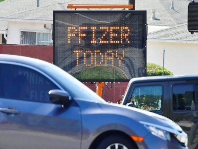 Un panneau devant un centre de vaccination de Los Angeles annonce "Pfizer aujourd'hui" le 3 mai 2021. - Frederic J. BROWN [AFP]