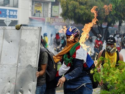 Un manifestant est touché par un cocktail Molotov, le 3 mai 2021 à Cali, en Colombie - Luis ROBAYO [AFP]
