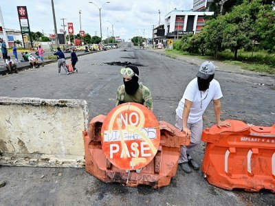 Des manifestants bloquent une avenue de Cali, le 3 mai 2021 en Colombie - Luis ROBAYO [AFP]