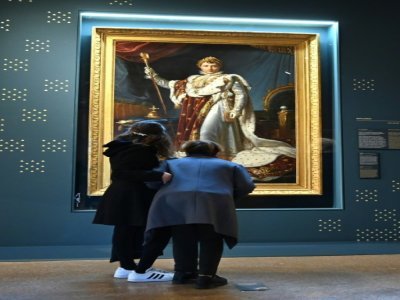 Des visiteuses admirent un "Portrait de Napoléon en costume de sacre" du peintre François Gérard exposée au musée des Marchés de Trajan, le 11 mars 2021 à Rome - ANDREAS SOLARO [AFP]