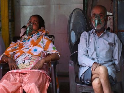 Des personnes sous oxygène fourni par un temple sikh, le 4 mai 2021 à Ghaziabad, en Inde - Money SHARMA [AFP]