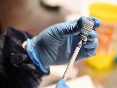 Une infirmière prépare une seringue du vaccin Pfizer-BioNtech, au centre de vaccination de Quimper, en Bretagne, le 30 avril 2021 - Fred TANNEAU [AFP/Archives]