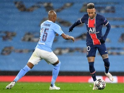 L'attaquant brésilien du Paris-SG, Neymar (d), lors de la demi-finale retour de la Ligue des champions sur le terrain de Manchester City, le 4 mai 2021 - Paul ELLIS [AFP]