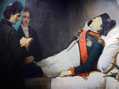 La mort de Napoléon peinte par Jean-Baptiste Mauzaisse en 1843, sur un tableau exposé au Musée de l'Armée à Paris - THOMAS COEX [AFP/Archives]