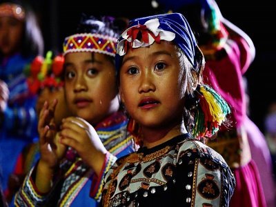 De jeunes aborigènes Bunun en habits traditionnels lors d'une fête dans le village de Chishang, à Taïwan, le 30 avril 2021 - Sam Yeh [AFP]