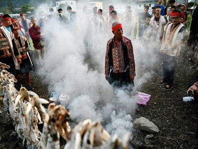 Un prêtre aborigène Bunun entouré par des villageois à Chishang (Taïwan), lors d'une fête de la chasse, le 1er mai 2021 - Sam Yeh [AFP]