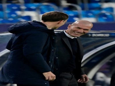 Le coach de Chelsea Thomas Tuchel échange avec son homolohue du Real Madrid Zinédine Zidane avant leur confrontation le 27 avril 2021 à Valdebebas, en banlieue de Madrid - JAVIER SORIANO [AFP/Archives]