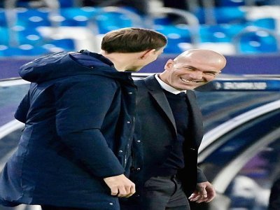 L'entraîneur allemand de Chelsea, Thomas Tuchel (g), et l'entraîneur français du Real Madrid, Zinédine Zidane, avant la demi-finale aller de la Ligue des champions, à Valdebebas, le 27 avril 2021 - JAVIER SORIANO [AFP/Archives]