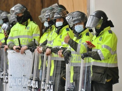 Des policiers anti-émeutes sont déployés le 5 mai 2021 à Bogota - JUAN BARRETO [AFP]