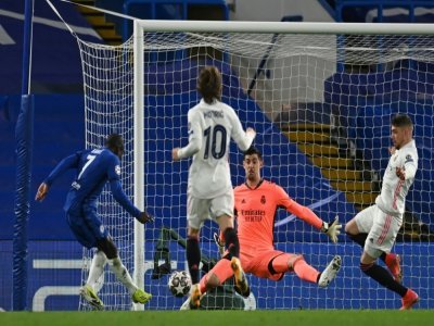 Le milieu français de Chelsea, N'Golo Kanté (g), voit son tir arrêté par le gardien du Real Madrid, Thibaut Courtois, lors de la demi-finale retour de la Ligue des champions, à Londres, le 5 mai 2021 - Glyn KIRK [AFP]
