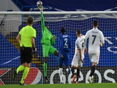 Le gardien franco-sénégalais de Chelsea, Edouard Mendy, arrête un tir de l'attaquant français du Real Madrid, Karim Benzema (2e d), lors de la demi-finale retour de la Ligue des champions, à Londres, le 5 mai 2021 - Glyn KIRK [AFP]